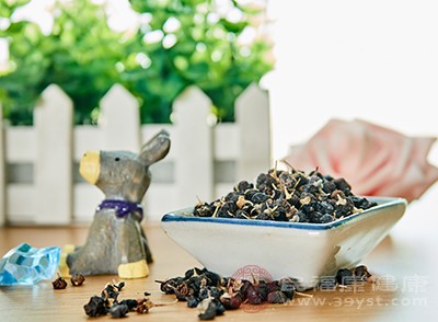 可在汤快煲好前10-15分钟加入适量黑枸杞