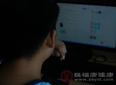 长期熬夜、睡眠不足会扰乱身体内分泌和神经系统