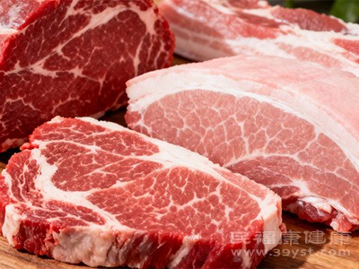 食用含铁丰富的食物，如红肉、豆类、绿叶蔬菜