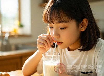 下午加餐时喝牛奶,补充上午消耗的能量 下午加餐时喝牛奶,补充上午消耗的能量