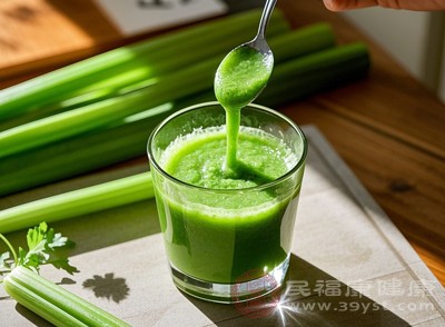 芹菜中含有丰富的B族维生素,能有效分解酒精 芹菜中含有丰富的B族维生素,能有效分解酒精