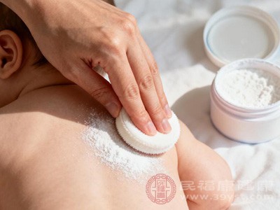 使用爽身粉时,先将适量爽身粉倒在手中或粉扑上,轻轻揉搓均匀 使用爽身粉时,先将适量爽身粉倒在手中或粉扑上,轻轻揉搓均匀