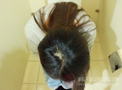 便秘会导致粪便在肠道内堆积，产生更多气体