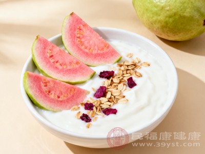 番石榴与酸奶搭配,是健康又美味的组合 番石榴与酸奶搭配,是健康又美味的组合