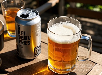 酒精具有刺激性，會(huì)對(duì)胃黏膜造成損傷