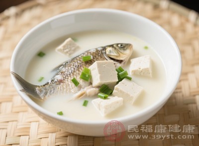 鲫鱼性温,味甘,归脾、胃、大肠经,具有健脾利湿、和中开胃的功效 鲫鱼性温,味甘,归脾、胃、大肠经,具有健脾利湿、和中开胃的功效