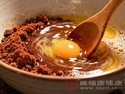 紅糖由甘蔗或甜菜熬制而成，保留了較多的甘蔗營(yíng)養(yǎng)成分