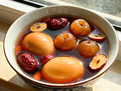 雞蛋中的蛋白質(zhì)、維生素和礦物質(zhì)，以及紅糖中的多種營(yíng)養(yǎng)成分