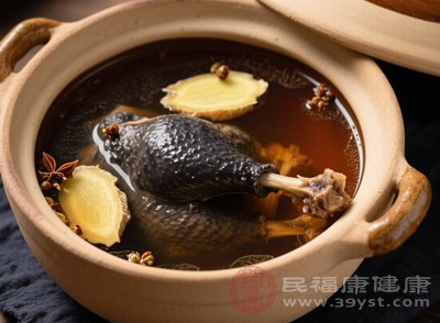 鸡汤营养丰富,味道鲜美,是哺乳期妈妈常喝的汤品 鸡汤营养丰富,味道鲜美,是哺乳期妈妈常喝的汤品