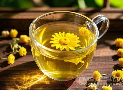 有些菊花茶为了改善口感，会添加冰糖、蜂蜜等甜味剂