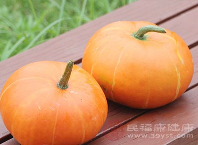 南瓜含有丰富的叶黄素,同时还富含胡萝卜素、维生素等营养成分 南瓜含有丰富的叶黄素,同时还富含胡萝卜素、维生素等营养成分