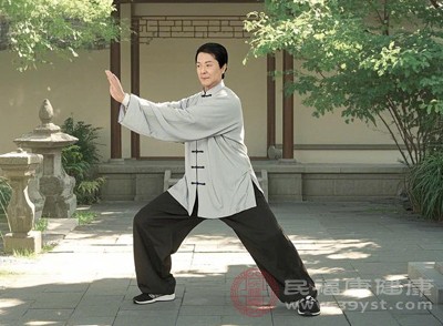 太极拳、八段锦、五禽戏等传统养生运动，动作缓慢柔和