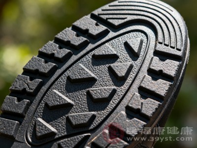 优先选择橡胶材质鞋底，纹路深且清晰，能增强与地面的摩擦力，避免选择塑料或光滑鞋底
