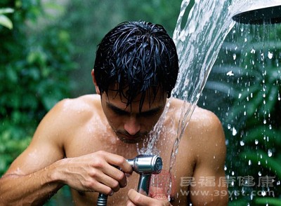 划重点！秋季洗澡别太勤，每周2-3次最佳，水温37℃是防皮肤屏障受损关键