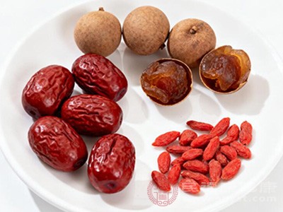 紅棗10顆、桂圓干15顆、枸杞20克