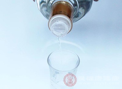 喝中药时贪杯 小心药效“罢工”
