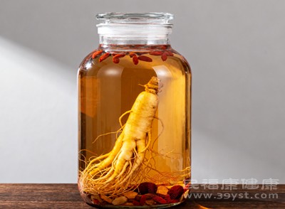 正在服用人參的人飲酒后，可能會出現(xiàn)頭暈、心慌等不適癥狀