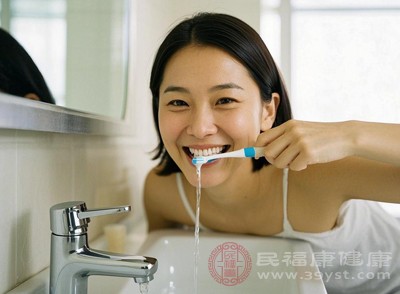 每天早晚使用软毛牙刷