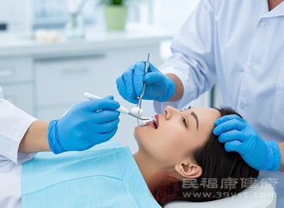 医生会使用生理盐水、过氧化氢溶液等对发炎的智齿周围进行冲洗