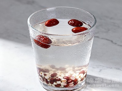 红豆薏米水的成分相对寒凉 红豆薏米水的成分相对寒凉