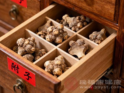 附子對(duì)于脾陽(yáng)不足引起的腹痛、泄瀉等，也有溫陽(yáng)健脾的作用