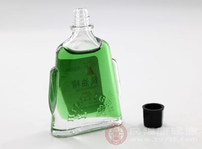 风油精中的薄荷脑和樟脑具有清凉止痒的作用 风油精中的薄荷脑和樟脑具有清凉止痒的作用