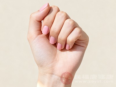 先將手指緊握成拳，保持3-5秒