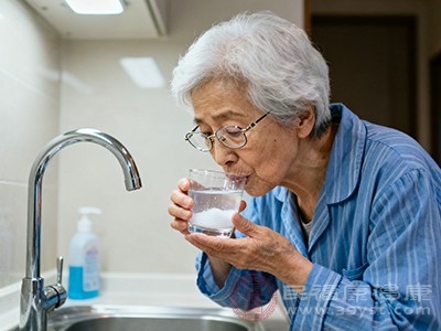 盐水漱口：天然杀菌消炎