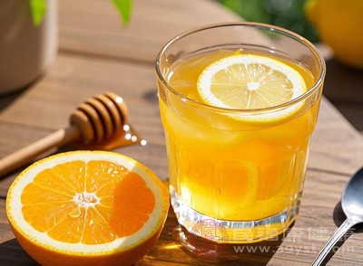 柠檬、橙子这类酸性水果，富含果酸，能中和刺激性物质