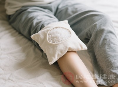 在損傷初期（48小時內(nèi)），采用冰敷可使血管收縮，減少局部出血和腫脹，每次冰敷15-20分鐘，每天3-4次