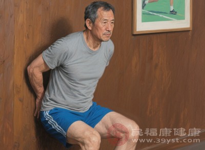 靠墙静蹲,背部靠墙,双脚与肩同宽,缓慢下蹲至膝盖不超过脚尖,保持一段时间,每次训练3-5组 靠墙静蹲,背部靠墙,双脚与肩同宽,缓慢下蹲至膝盖不超过脚尖,保持一段时间,每次训练3-5组