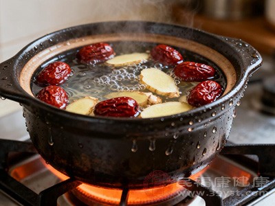 将颗红枣去核,生姜切片,放入锅中 将颗红枣去核,生姜切片,放入锅中