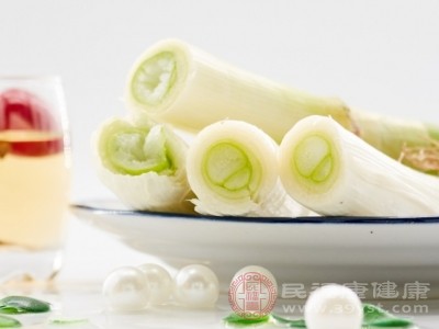 生吃大葱可以在一定程度上缓解这些症状 生吃大葱可以在一定程度上缓解这些症状