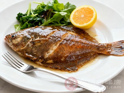 比目魚富含鈣和磷這兩種對(duì)骨骼健康至關(guān)重要的礦物質(zhì)