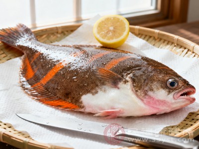 硒是一种具有强抗氧化作用的微量元素，比目鱼中含有丰富的硒元素