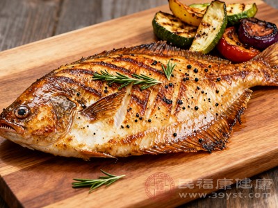 比目鱼富含多种对人体有益的脂肪酸，尤其是不饱和脂肪酸