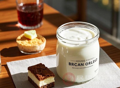 含有雙歧桿菌、嗜酸乳桿菌的優(yōu)質(zhì)酸奶，每天飲用1-2杯，可幫助恢復(fù)腸道動力。也可以適當(dāng)食用益生菌補充劑，但需在醫(yī)生指導(dǎo)下進行