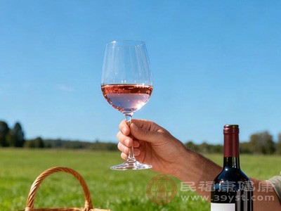 对于酒精过敏的人来说,即使是少量的红酒也可能引发严重的过敏反应 对于酒精过敏的人来说,即使是少量的红酒也可能引发严重的过敏反应