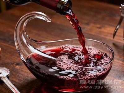 红酒中的酒精和酸性物质会刺激胃黏膜 红酒中的酒精和酸性物质会刺激胃黏膜