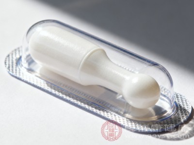 甘油栓在體溫下融化，能潤滑并刺激腸道，一般15-30分鐘即可起效，適合無法使用開塞露的人群