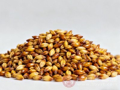 炒谷芽健脾和中的作用，能够帮助恢复脾胃的运化功能，减少水湿在肠道内的积聚，从而起到止泻的效果