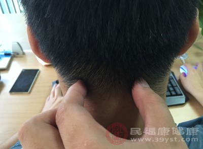 落枕脖子“僵住” 這些妙招讓你快速“解凍”