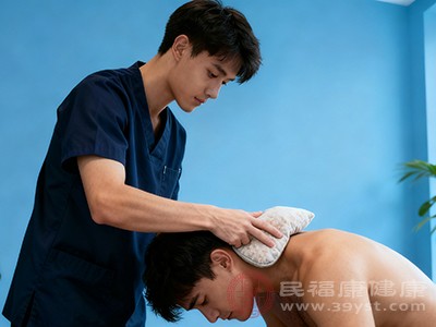 待鹽袋溫度合適后，敷在頸部