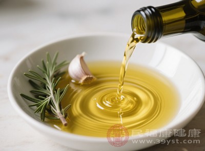 取适量蜂蜜和橄榄油,按照2:1的比例混合均匀,涂抹在眼周肌肤上,轻轻按摩至吸收 取适量蜂蜜和橄榄油,按照2:1的比例混合均匀,涂抹在眼周肌肤上,轻轻按摩至吸收