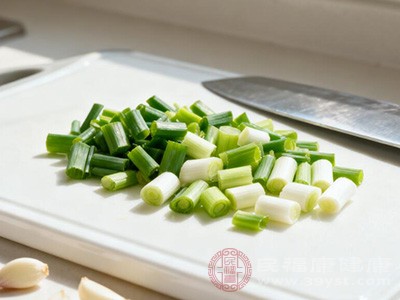 小蔥獨(dú)特的辛辣氣味能夠刺激胃液分泌