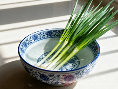 小葱与许多食材搭配，能起到营养互补的作用