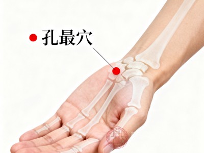 孔最穴位于前臂掌面橈側(cè)，尺澤穴與太淵穴連線(xiàn)上，腕橫紋上7寸處，是手太陰肺經(jīng)的郄穴，擅長(zhǎng)治療肺系急癥及出血病癥