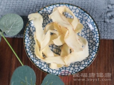 玉竹是常見藥食同源食材，性平味甘，能養(yǎng)陰潤燥、生津止渴，適合秋季肺胃陰虛所致的口干咽燥、干咳少痰