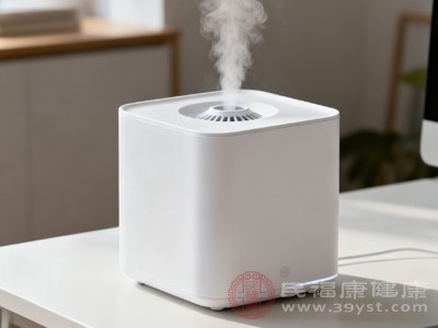 加湿器应放置在距离电器(如电视机、空调、电脑)1米以上处，避免水雾进入电器导致短路