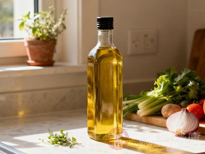 在现磨的豆浆、米糊中,加入1-2勺亚麻籽油 在现磨的豆浆、米糊中,加入1-2勺亚麻籽油